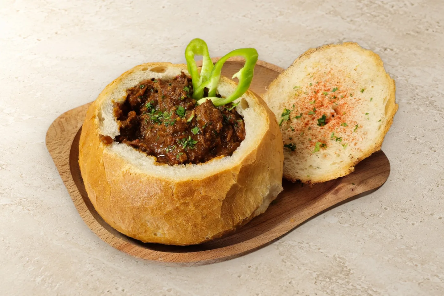 Marhapörkölt cipóban